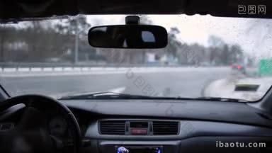 美丽的女子在冬天开车，女司机在开车时把手放在车内的方向盘上